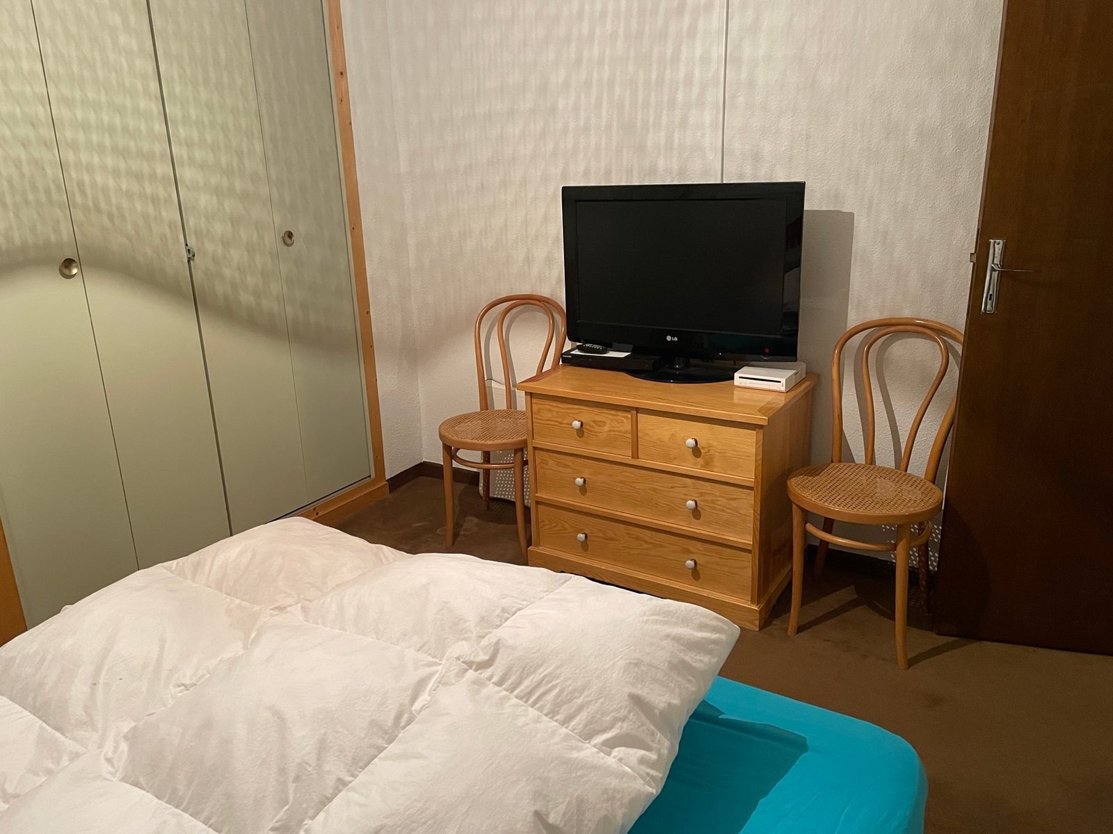 Chambre 1 : commode, télévision et placards