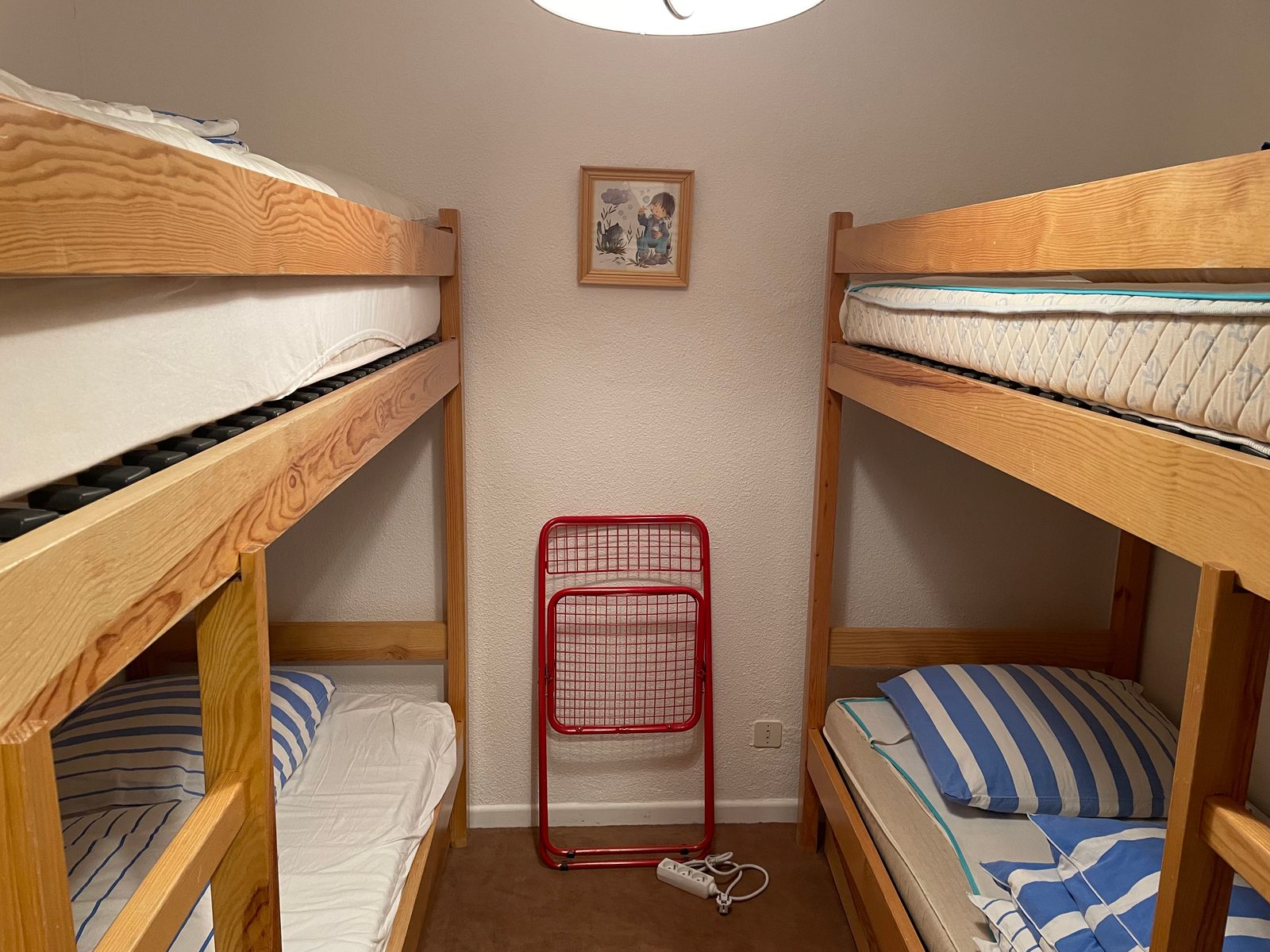 Chambre avec quatre lits superposés de 90 cm