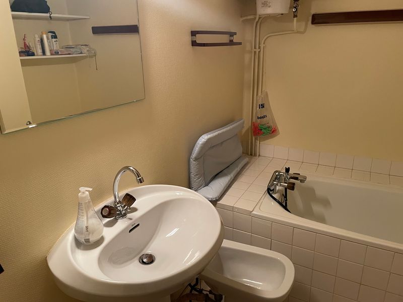 Salle de bain avec baignoire