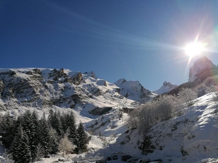 Montagnes enneigées au soleil vues de Gourette