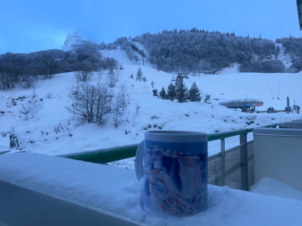 Vue depuis la terrasse en hiver : pistes et télésiège
